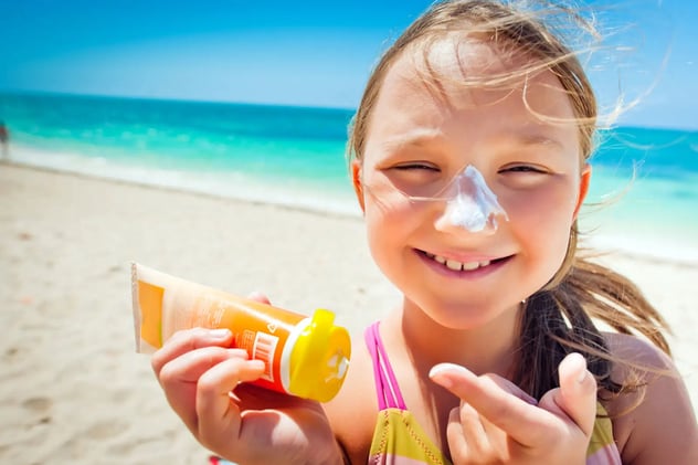 girl-sunscreen-beach